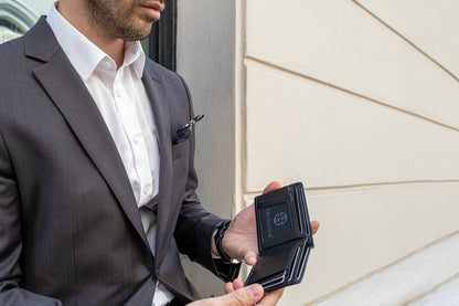Portofel din piele naturala cu protectie anti scanare carduri RFID si cu buzunar pentru monede, Trento - negru