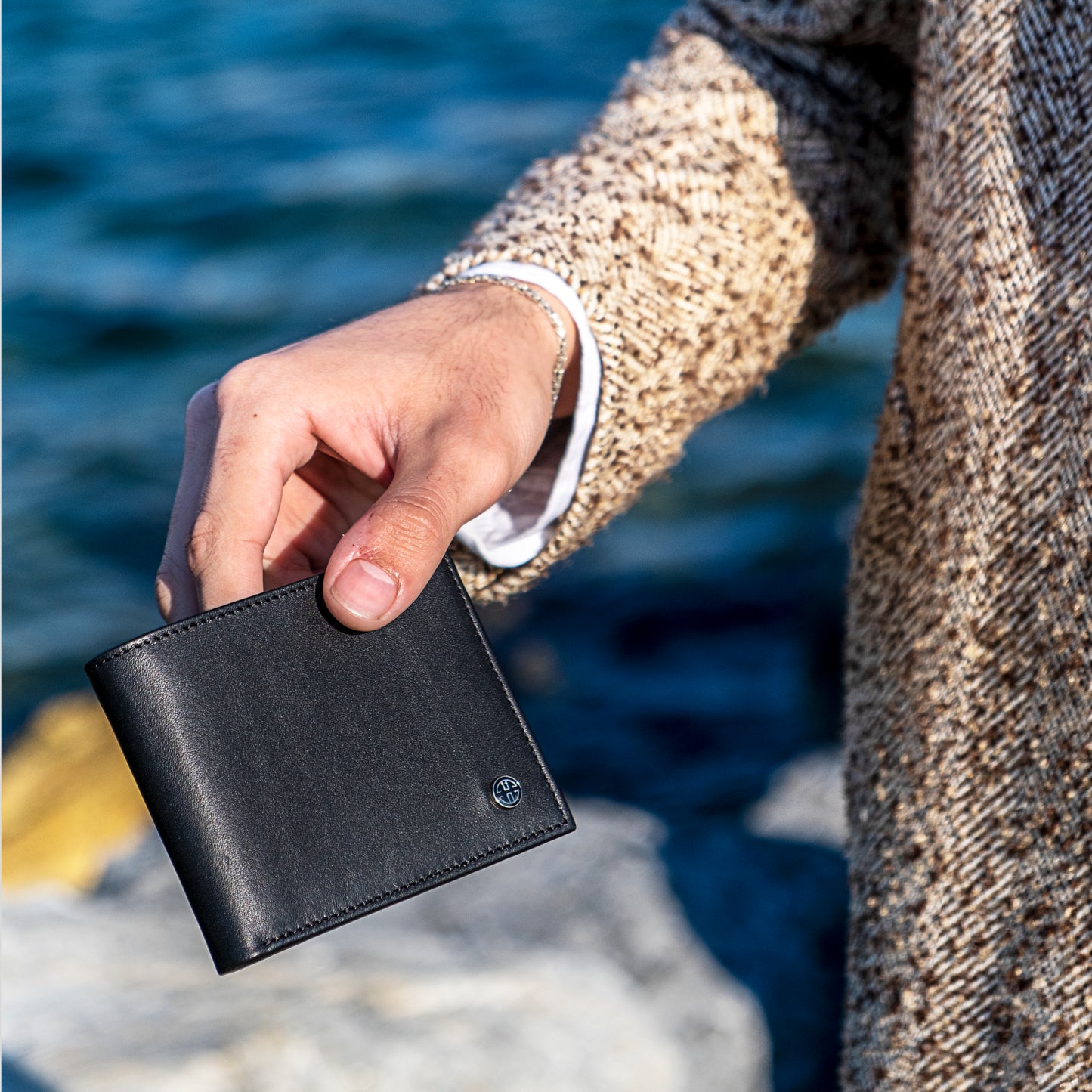 Portofel din piele naturala cu protectie anti scanare carduri RFID Treviso - negru